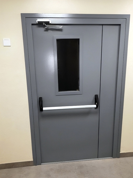 Дверь Антипаника с окном