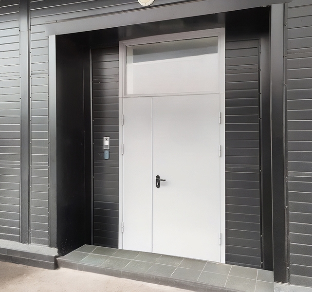 Дверь с остекленной фрамугой