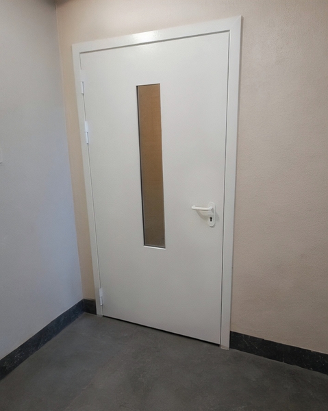 Дверь с узким стеклом