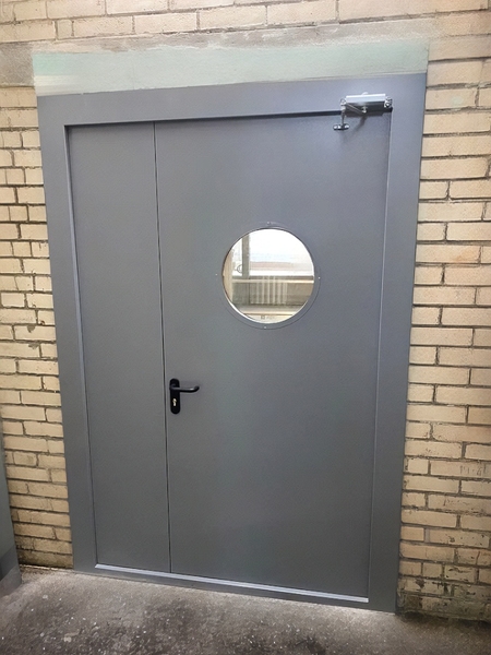 Полуторная дверь с круглым стеклом