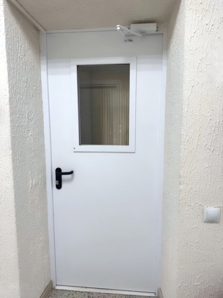 Белая остекленная дверь