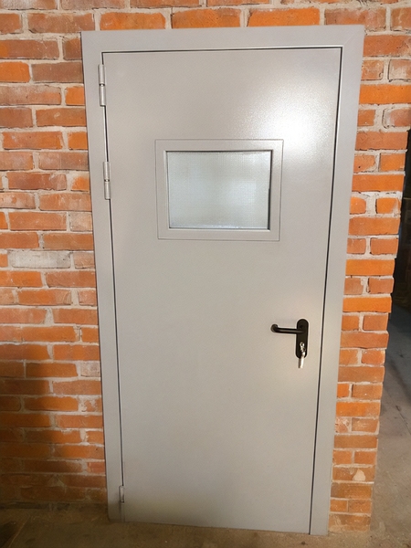 Дверь с остеклением