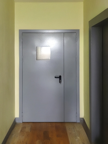 Серая полуторная дверь