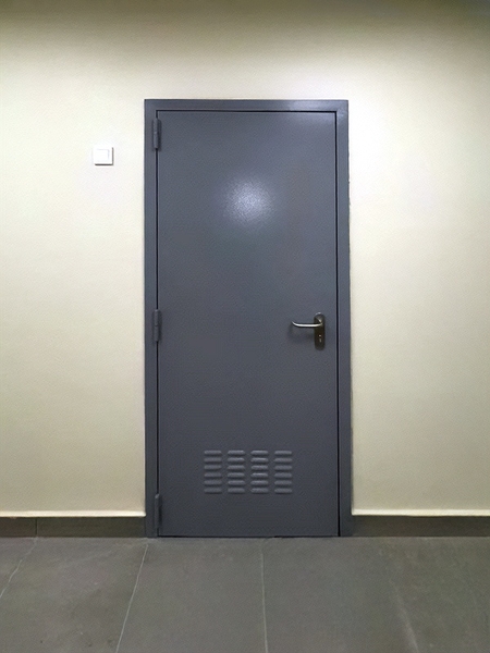 Дверь с пробивными отверстиями