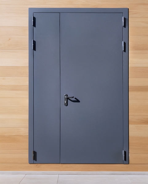 Дверь темно-серого цвета